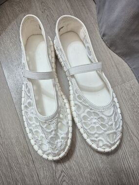 Universal Thread White Lace Mary Jane Flats with Elastic Strap